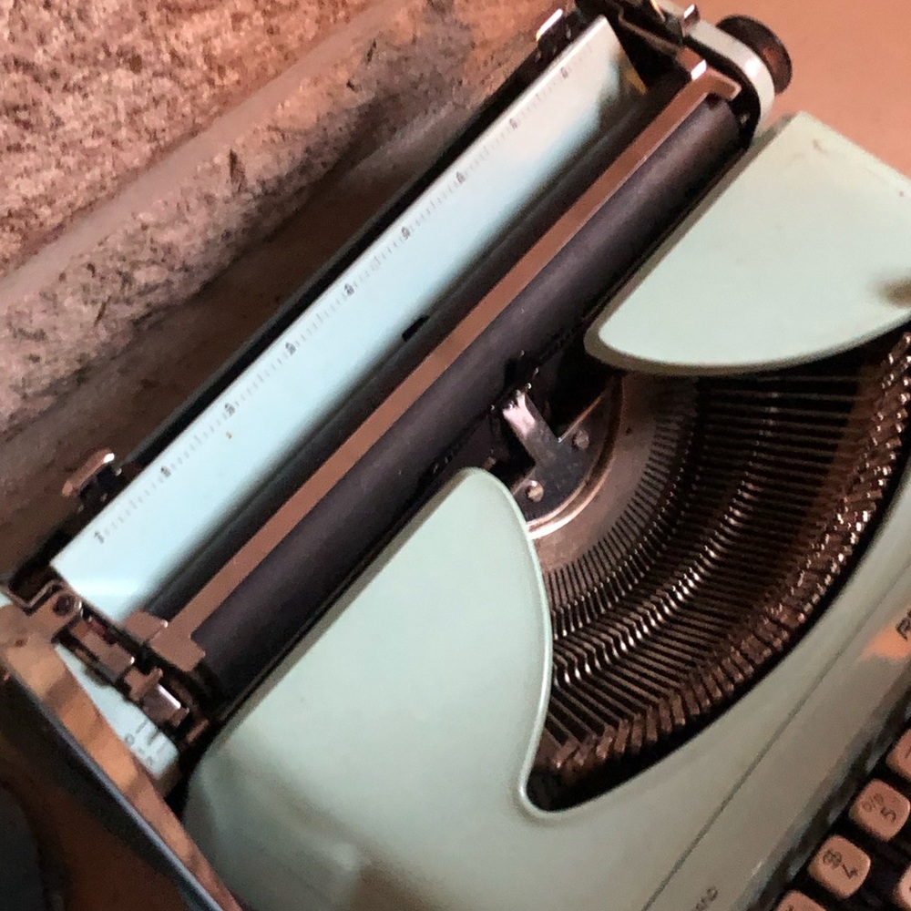 Remington Streamliner Typewriter in Mint Green - Picture 5 of 6